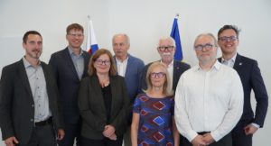 Zľava Dr. Lukáš Varga z BMC SAV a LF UK, prof. Miroslav Tedla, prednosta kliniky ORL LF UK a UNB, vedecká riaditeľka Ústavu experimentálnej endokrinológie BMC SAV Dr. Daniela Gašperíková, prof. Milan Profant z kliniky ORL LF UK a UNB, generálna riaditeľka BMC SAV prof. Silvia Pastoreková, bývalý predseda SAV prof. Pavol Šajgalík, vedúci nového laboratória Dr. Peter Hubka z BMC SAV, člen predsedníctva SAV Dr. Tomáš Hromádka.