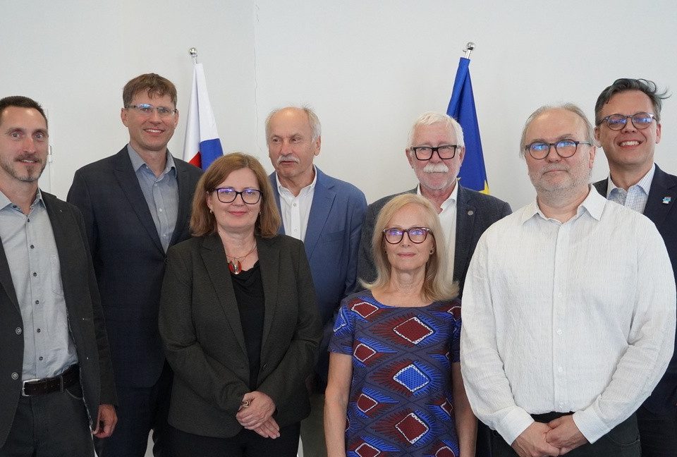 Zľava Dr. Lukáš Varga z BMC SAV a LF UK, prof. Miroslav Tedla, prednosta kliniky ORL LF UK a UNB, vedecká riaditeľka Ústavu experimentálnej endokrinológie BMC SAV Dr. Daniela Gašperíková, prof. Milan Profant z kliniky ORL LF UK a UNB, generálna riaditeľka BMC SAV prof. Silvia Pastoreková, bývalý predseda SAV prof. Pavol Šajgalík, vedúci nového laboratória Dr. Peter Hubka z BMC SAV, člen predsedníctva SAV Dr. Tomáš Hromádka.
