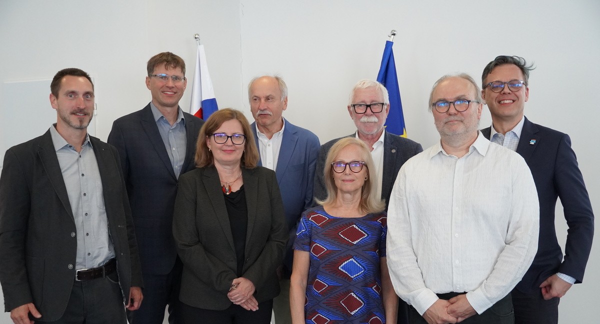 Zľava Dr. Lukáš Varga z BMC SAV a LF UK, prof. Miroslav Tedla, prednosta kliniky ORL LF UK a UNB, vedecká riaditeľka Ústavu experimentálnej endokrinológie BMC SAV Dr. Daniela Gašperíková, prof. Milan Profant z kliniky ORL LF UK a UNB, generálna riaditeľka BMC SAV prof. Silvia Pastoreková, bývalý predseda SAV prof. Pavol Šajgalík, vedúci nového laboratória Dr. Peter Hubka z BMC SAV, člen predsedníctva SAV Dr. Tomáš Hromádka.