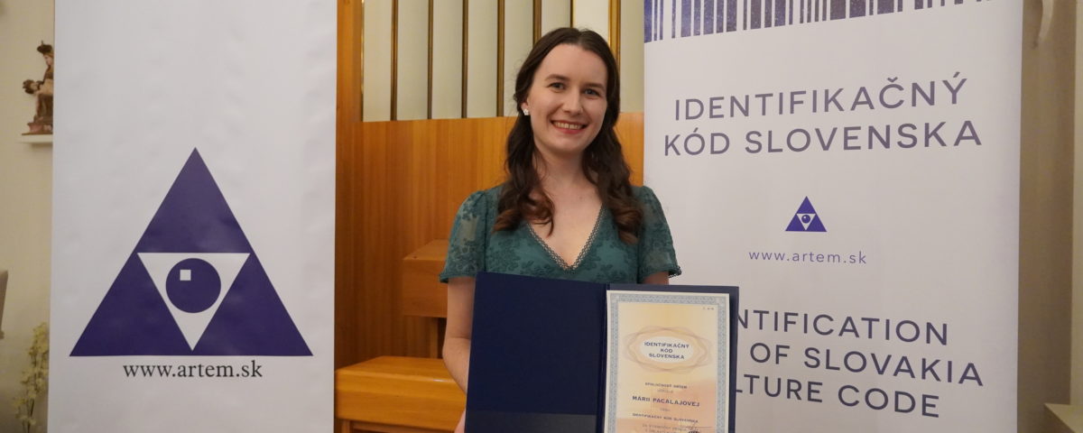 Dr. Mária Pacalajová s ocenením.