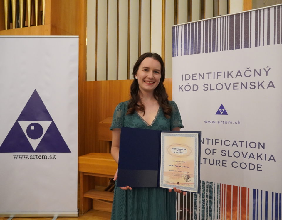 Dr. Mária Pacalajová s ocenením.