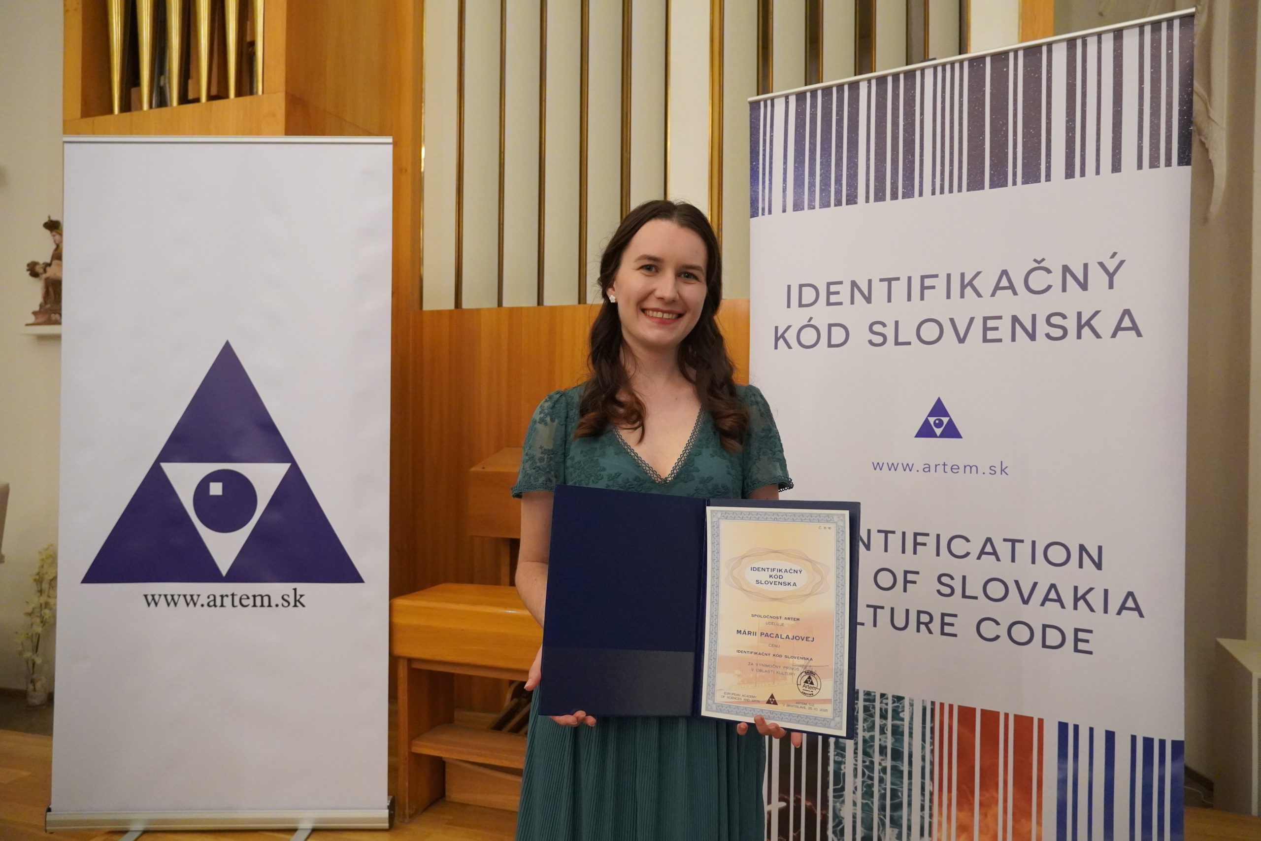 Dr. Mária Pacalajová s ocenením.